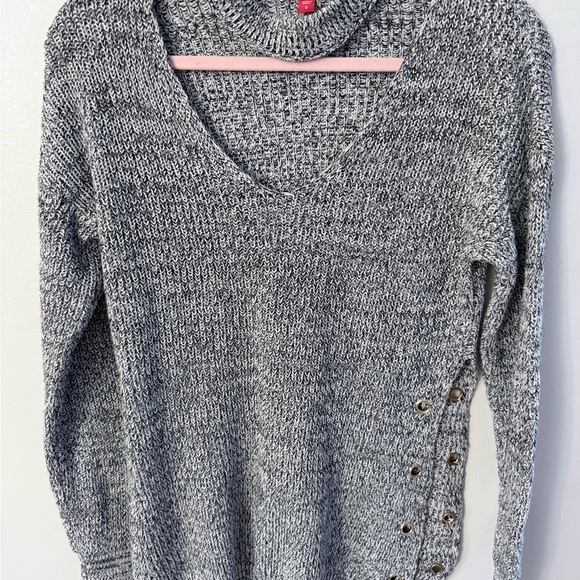 Guess Gray rounded V-Neck Sweater for Women collar around neck size Small - Picture 1 of 12